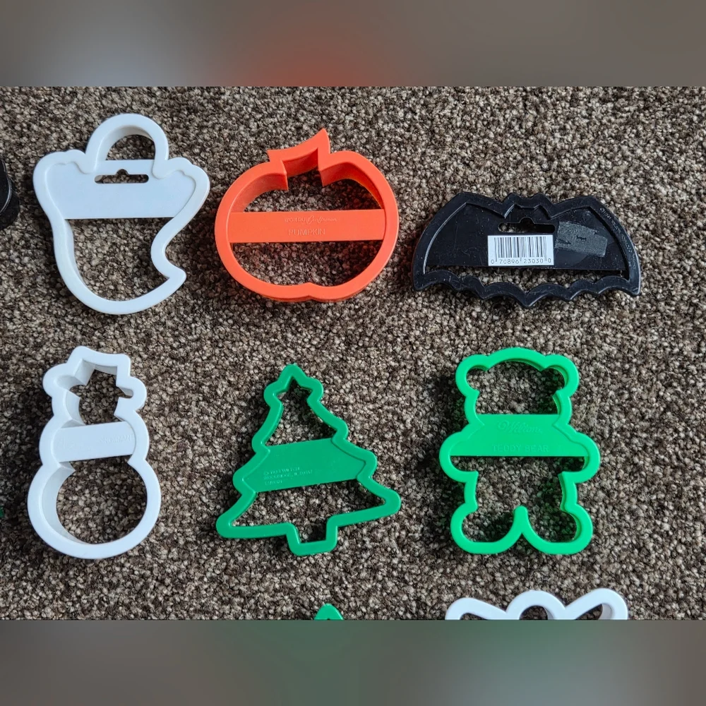 Lot of 12 WILTON / FOX RUN Plastic COOKIE CUTTERS Christmas Halloween